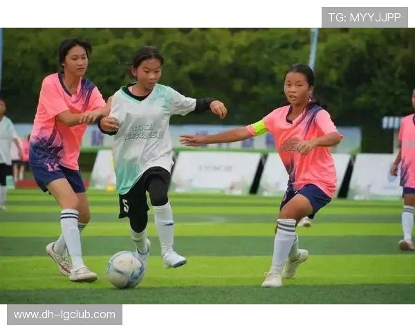 在绿茵场上高唱定南足球永不言败的荣耀战歌回荡青春梦想激情奋进