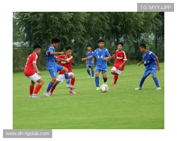 春天里与好友踢足球感受清新气息与运动激情